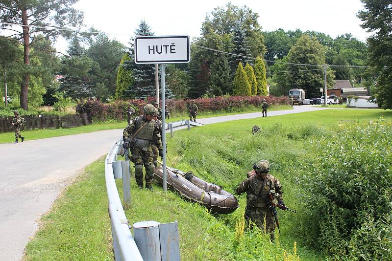 Výcvik ženistů teritoriálních sil vyvrcholil průzkumem a zabezpečením mostu.