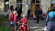 Slavnostní otevření waldorfské základky v Ratibořských Horách provázel zpěv i hojná účast.