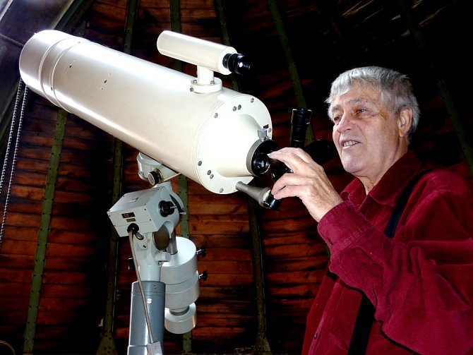 Hvězdář Břetislav Vonšovský se rád dívá na nebe nad Táborem zrcadlovým dalekohledem Meniscus Cassegrain.         Dají se jím pozorovat hvězdy do třinácté hvězdné magnitudy, přičemž pouhé oko za ideálních podmínek dohlédne jen do páté. 