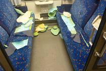 Pohled na řádění vandala ve vlaku.