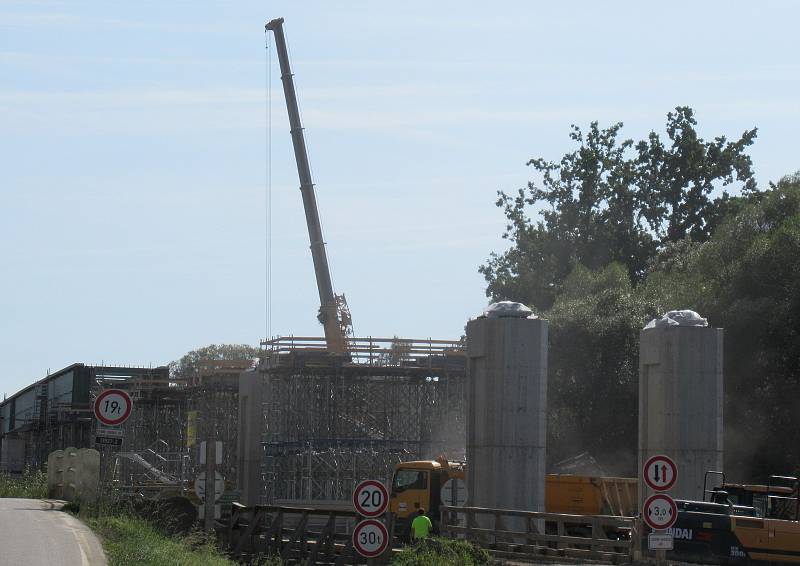 Za stanicí Soběslav vzniká Zvěrotický tunel, který bude ve finále měřit 370 metrů. Na něj navazuje přemostění komunikace ve směru na Sedlečko. Estakádu vytvoří celkem 27 mostních polí.