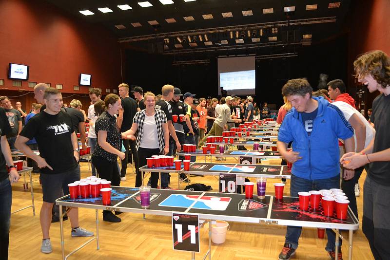 Na soutěži v házení pingpongových míčků do kelímků s pivem se v sobotu v hotelu Palcát utkalo celkem 78 dvoučlenných týmů, z toho 23 zahraničních.