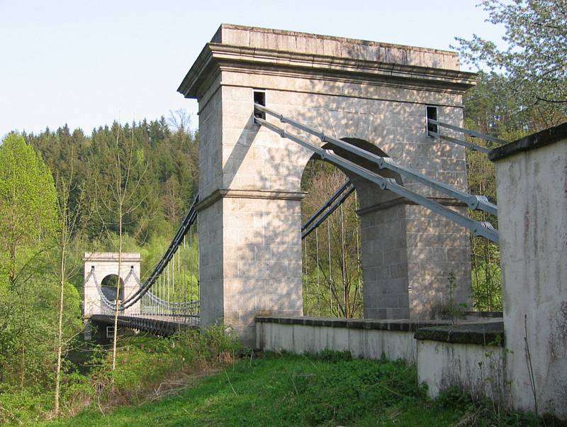 Dřevěná mostovka Stádleckého mostu pomalu dosluhuje