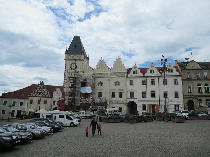 Radnice je jedna z nejvýznamnějších památek pozdní gotiky u nás vůbec. Její základní podobu vytvořil architekt Wendel Roskopf kolem roku 1521 ze tří měšťanských domů.