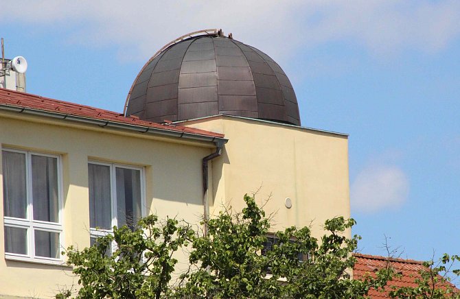 Kopule táborské hvězdárny na vrcholu budovy knihovny v Jiráskově ulici.