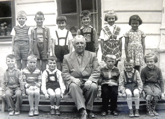 DÍRENŠTÍ ŠKOLÁCI. Fotografie z archivu Věry Novotné zachycuje dírenské školáky v době, kdy na škole učíval její tatínek Karel Zeman. 