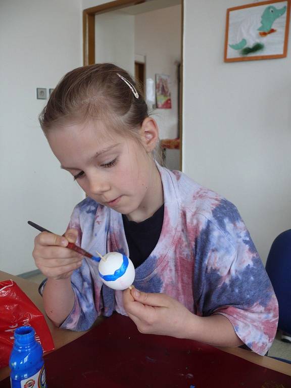 Děti malovaly velikonoční kraslice v Domově dětí a mládeže v Táboře
