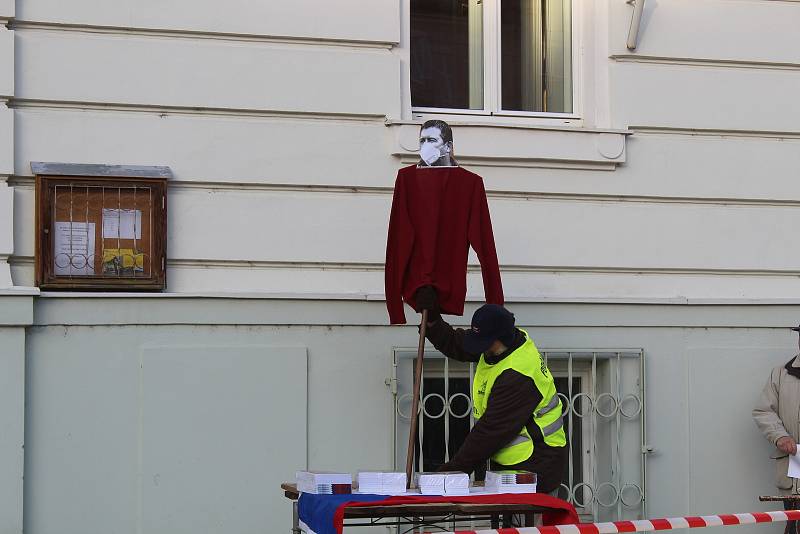 V Táboře v sobotu odpoledne demonstrovali odpůrci roušek a vakcinace. Jedním z řečníků byl i předseda krajně pravicové Národní demokracie Adam B. Bartoš.