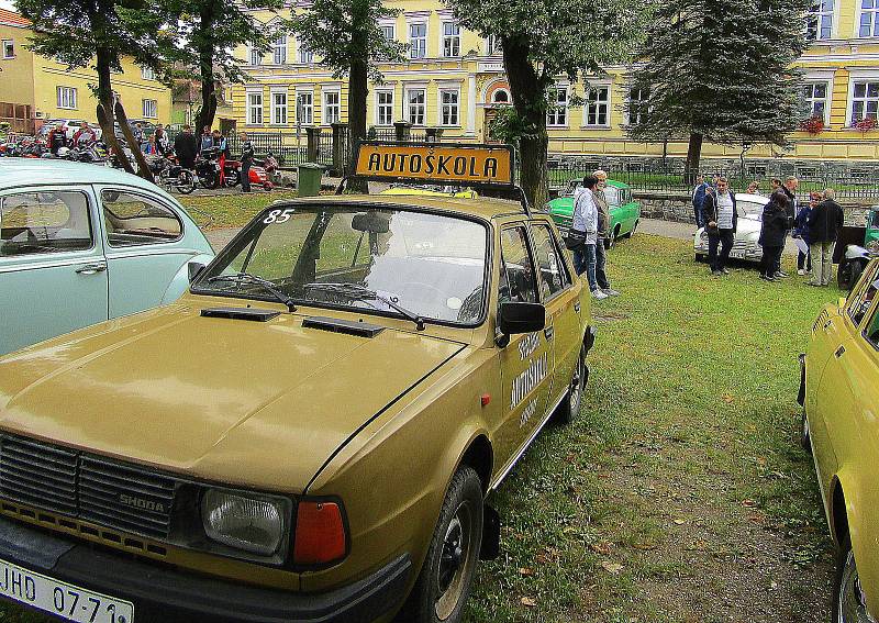 Sedmý ročník srazu veteránů v Chýnově se uskutečnil v neděli 21. srpna. Na prostranství před základní školu dorazilo na 130 historických vozů a motocyklů, posádky se potom vydaly na vyjížďku se zastávkou v centru Soběslavi.