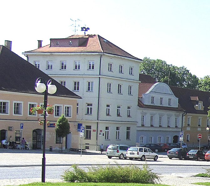 Bechyňský domov seniorů (vysoký a nižší dům-vpravo) stojí na náměstí hned vedle radnice.