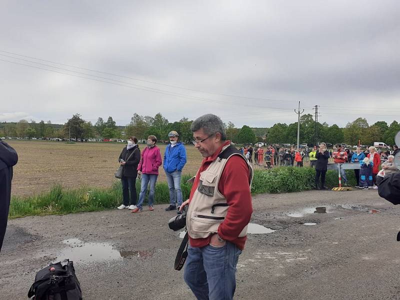 Ráno před detonací. Na 24 hodin zavřeli komunikaci, do komína navrtali 100 vrtů. Kolem 10. ráno už měli nabito 5 kily plastické trhaviny.