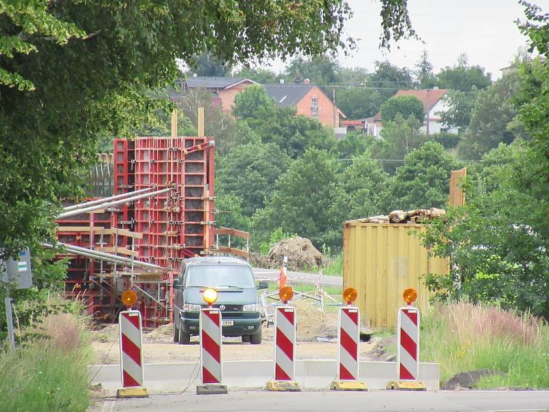 Výstavba nového devítikilometrového úseku IV. mezi Soběslaví a Doubím u Tábora opět pokročila. Přeložka, která vyjde Správu železnic na více než 4 miliardy dostává postupně podobu, rostou mostní pilíře a vyhlouben je i Zvěrotický tunel.