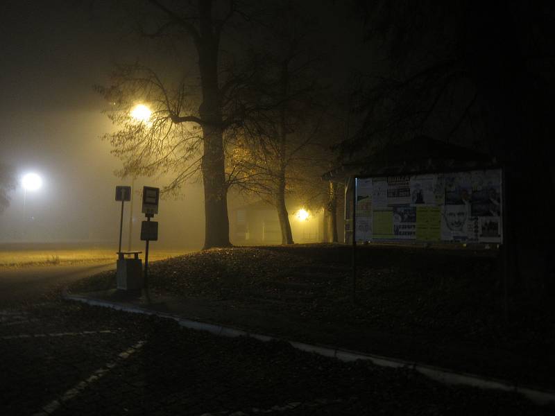 Jihočeská města se po setmění mění v liduprázdné osady, atmosféru tento víkend umocnila ještě mlha. Snímek je z Plané nad Lužnicí.