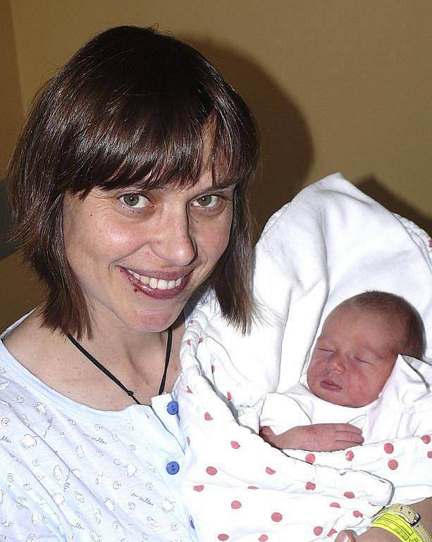 MICHAELA CIMPOVÁ ZE SEZIMOVA ÚSTÍ. Narodila se 12. prosince v 7.19 hodin, vážila 2700 g a měřila 48 cm. Doma má brášku Tomáše (6). 