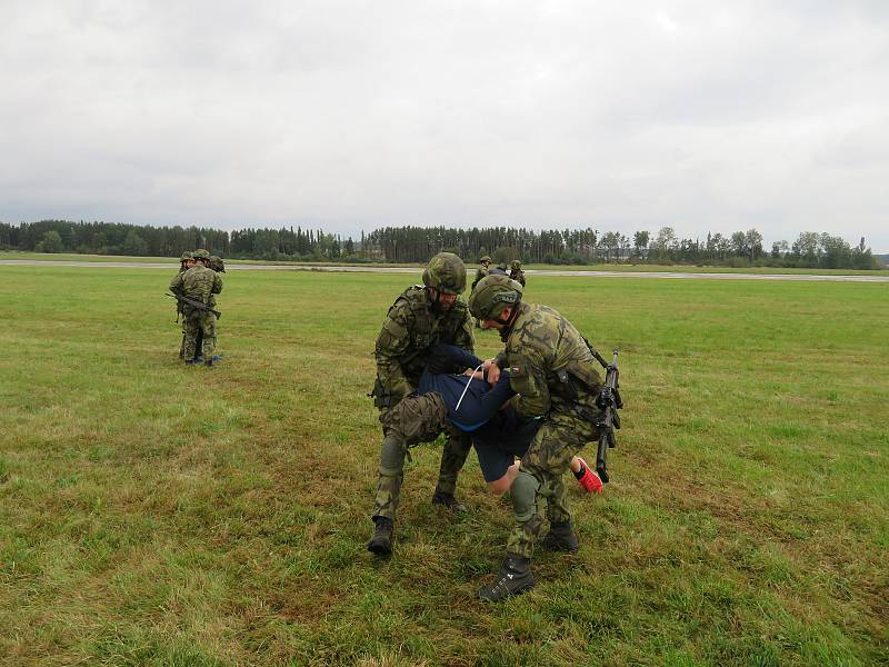 Protiletadlový raketový pluk Strakonice a civilní zálohy cvičily na bechyňské základně vedení boje se vzdušným protivníkem včetně zásahu proti demonstrantům útočícím na jejich techniku.