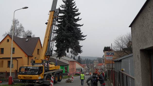 Cesta vánočního stromu z Údolní ulice na Žižkovo náměstí.