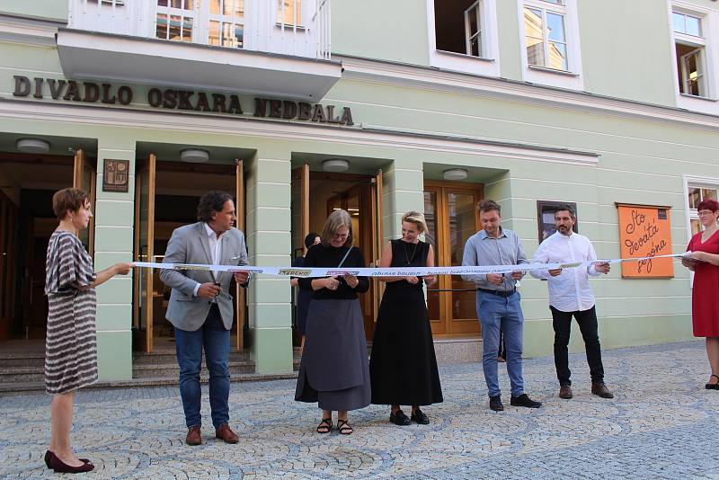 Táborské divadlo zahájilo novou sezonu. Došlo i na akrobacii v podání Elišky Brtrnické.