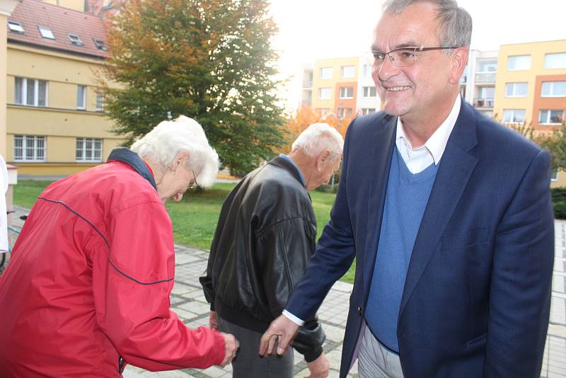 Do volebního okrsku v Bechyni patří i předseda TOP 09 Miroslav Kalousek.