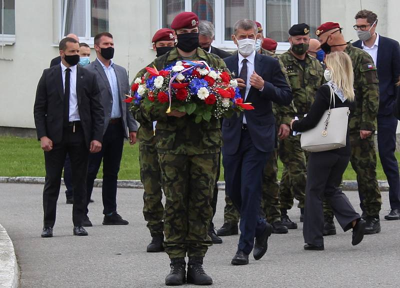 Premiér Babiš navštívil 42. mechanizovaný prapor v Táboře.