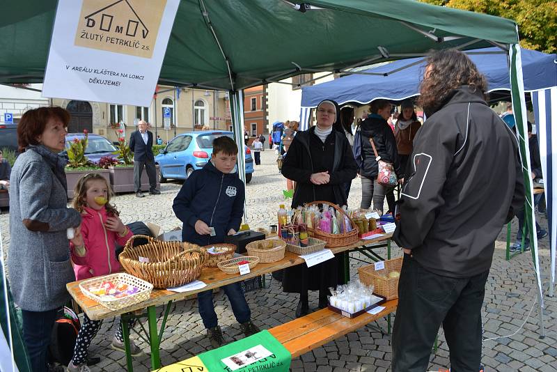 Celodiecézní pouť v sobotu vyvrcholila mariánským průvodem ze Žižkova náměstí starou poutní cestou na Klokoty.