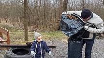 Tradičně se do úklidové akce zapojili také hasiči z obce Vidov na Českobudějovicku.