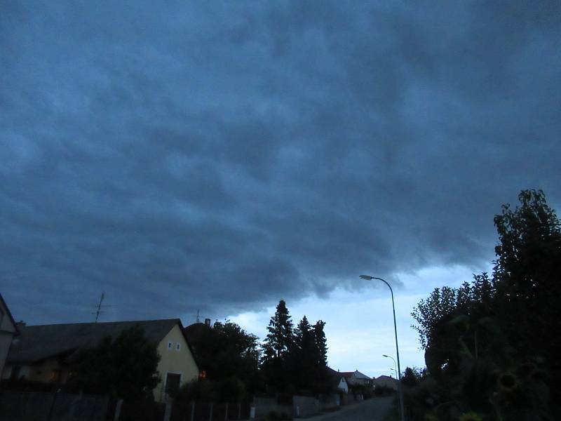 V pátek večer opět Jihočechy potrápil silný vítr doprovázený i bouřkami. Takto to vypadalo na Táborsku.