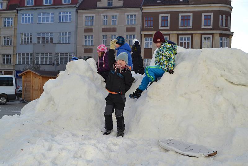 Loni Tábor pořídil dětem sníh na náměstí poprvé.