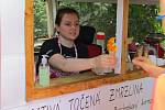 V Soběslavi v ulici U Jatek otevřeli manželé Pavel a Kamila Mládkovi svou zahradu lidem, točí tu zmrzlinu, připravují drinky a v pátek a v sobotu si u nich lze opéct i špekáčky.
