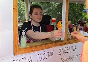 V Soběslavi v ulici U Jatek otevřeli manželé Pavel a Kamila Mládkovi svou zahradu lidem, točí tu zmrzlinu, připravují drinky a v pátek a v sobotu si u nich lze opéct i špekáčky.