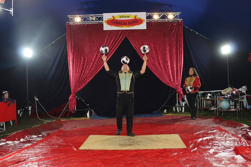 Cirkusové divadlo Jung představilo v Chýnově akrobacii i ohňovou show.