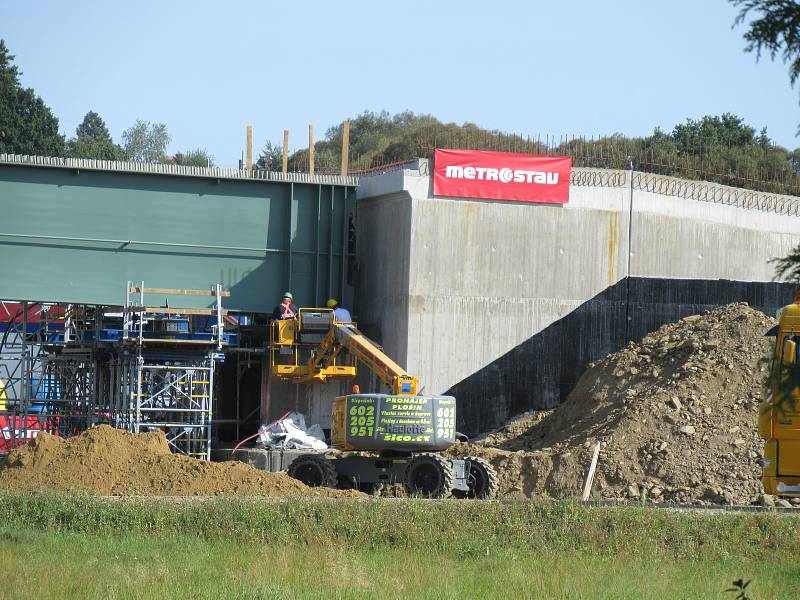 Za stanicí Soběslav vzniká Zvěrotický tunel, který bude ve finále měřit 370 metrů. Na něj navazuje přemostění komunikace ve směru na Sedlečko. Estakádu vytvoří celkem 27 mostních polí.