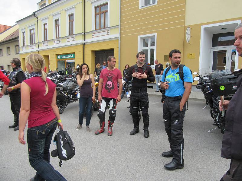 První motorkářské požehnání přilákalo na chýnovské náměstí před kostel Nejsvětější trojice téměř dvě stovky motorek.