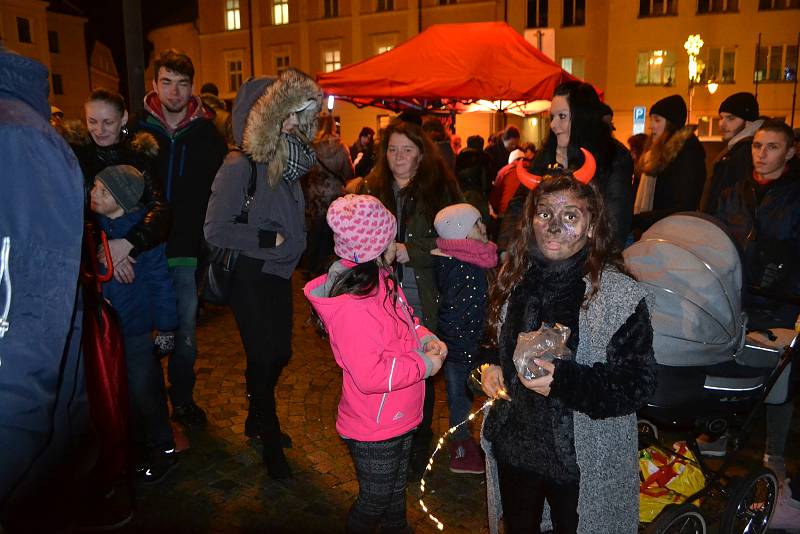 Na děti čekala na táborském Žižkově náměstí pekelná show.