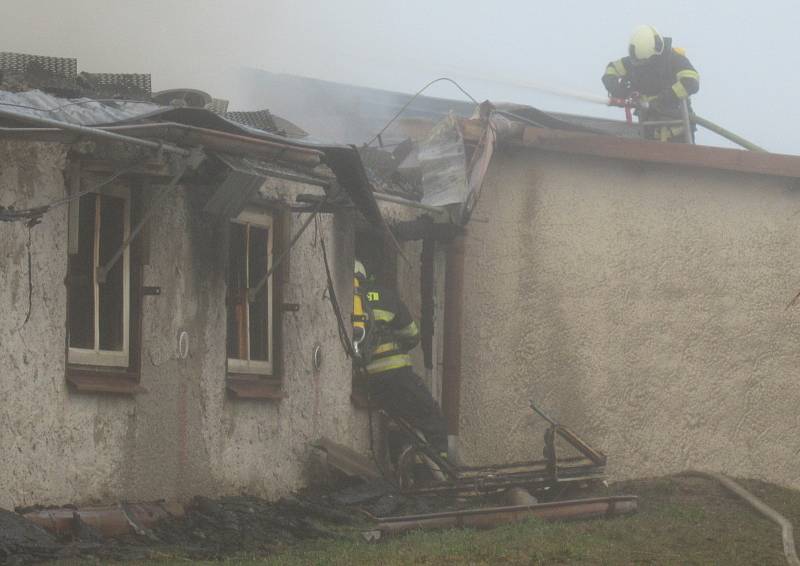 Druhý stupeň požárního poplachu byl vyhlášen v pátek odpoledne při požáru v Choustníku. Na místě zasahovali profesionálové ze Soběslavi a Tábora a dobrovolní hasiči z Plané nad Lužnicí, Choustníku, Tučap, Chýnova a Deštné.