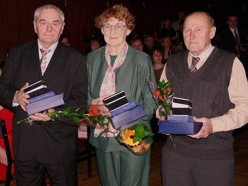 Zasloužilé osobnosti tělovýchovy a sportu: zleva Jan Smítka, Helena Ingrová, Karel Havlík.