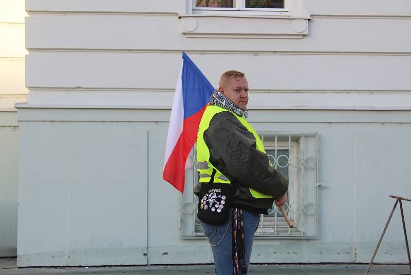 V Táboře v sobotu odpoledne demonstrovali odpůrci roušek a vakcinace. Jedním z řečníků byl i předseda krajně pravicové Národní demokracie Adam B. Bartoš.