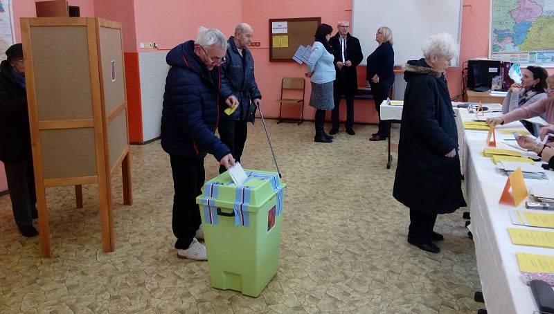 Volby v Táboře - volební okrsek č. 1 na Mikuláše z Husi.