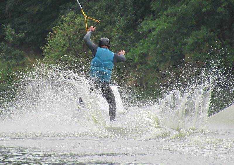 Kemp Karvánky mezi Soběslaví a Veselím nad Lužnicí hostil v sobotu 15. srpna již popáté závodníky na wakeboardech a wakeskatech.