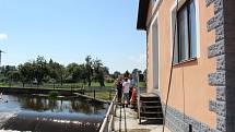 Záchranářské práce na jezu Dráchov v sobotu 8. srpna 2020 odpoledne. Na jezu v obci nedaleko Soběslavi na Táborsku se zvrhli dva vodáci. Jednoho se podařilo z Lužnice vzedmuté dešti zachránit. Po druhém odpoledne trvaly pátrací práce.