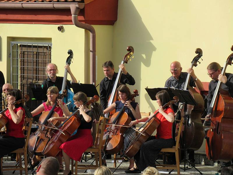 Hodinový koncert plný filmových melodií v režii Táborského symfonického orchestru Bolech zněl na zámku Brandlín v sobotu 5. září v podvečer.