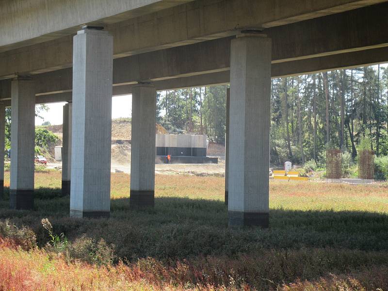 Za stanicí Soběslav vzniká Zvěrotický tunel, který bude ve finále měřit 370 metrů. Na něj navazuje přemostění komunikace ve směru na Sedlečko. Estakádu vytvoří celkem 27 mostních polí.