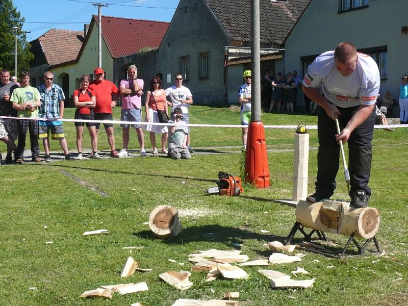 Ve Zlukově se setkali rodáci a měli i dřevorubeckou show