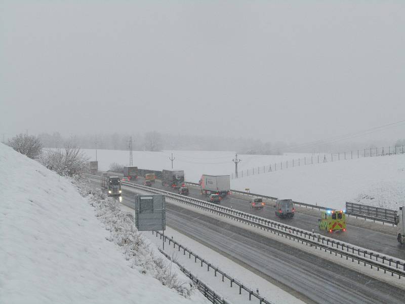 Ranní kolona automobilů na D3 ve směru na České Budějovice od Tábora v úterý 6. prosince 2022.