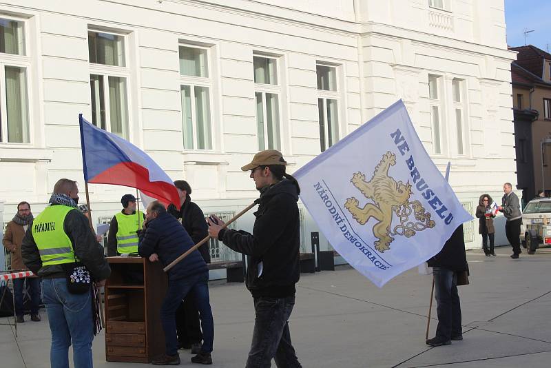 V Táboře v sobotu odpoledne demonstrovali odpůrci roušek a vakcinace. Jedním z řečníků byl i předseda krajně pravicové Národní demokracie Adam B. Bartoš.