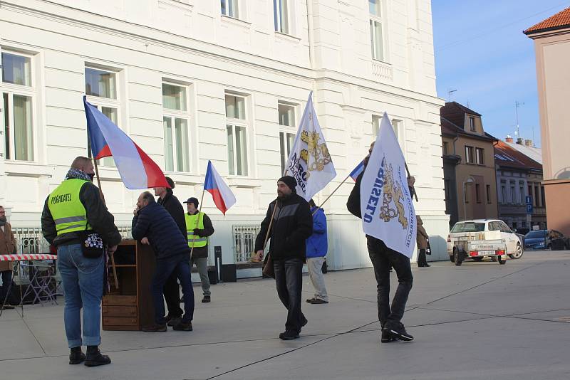 V Táboře v sobotu odpoledne demonstrovali odpůrci roušek a vakcinace. Jedním z řečníků byl i předseda krajně pravicové Národní demokracie Adam B. Bartoš.