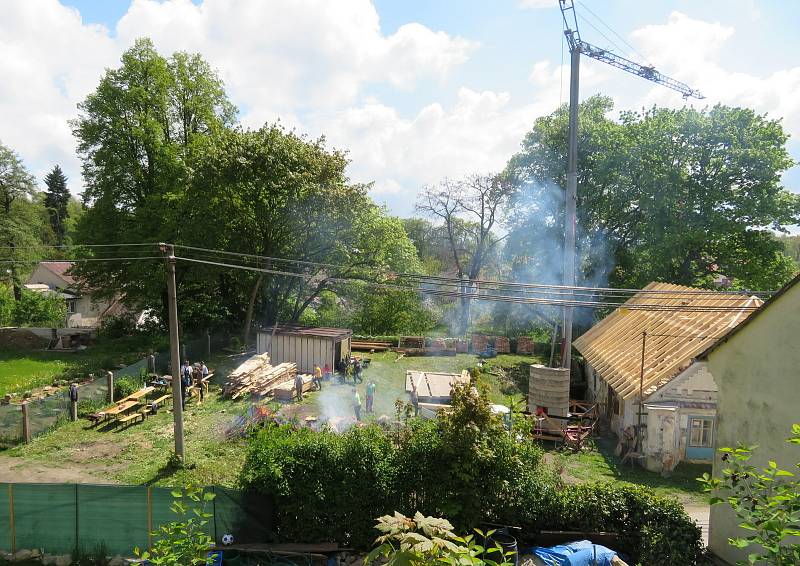 V sobotu 29. května asi dvě desítky lidí pomáhaly s obnovou historického mlýna v Jistebnici.