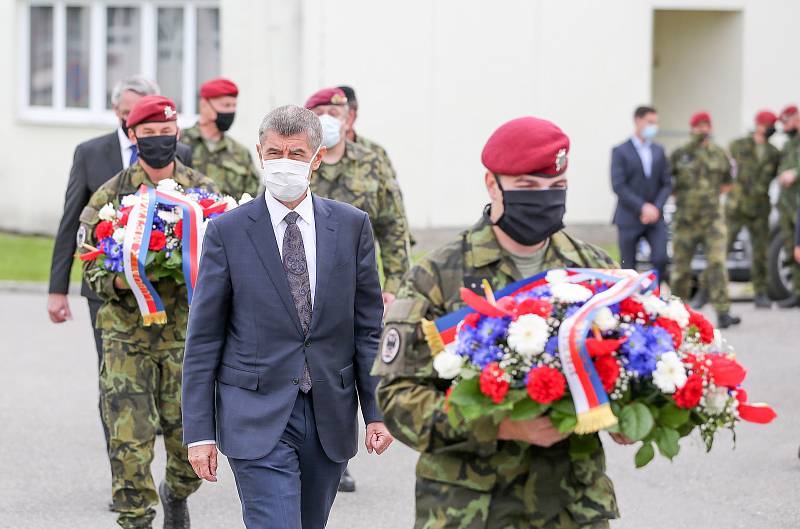 Premiér Babiš navštívil 42. mechanizovaný prapor v Táboře.