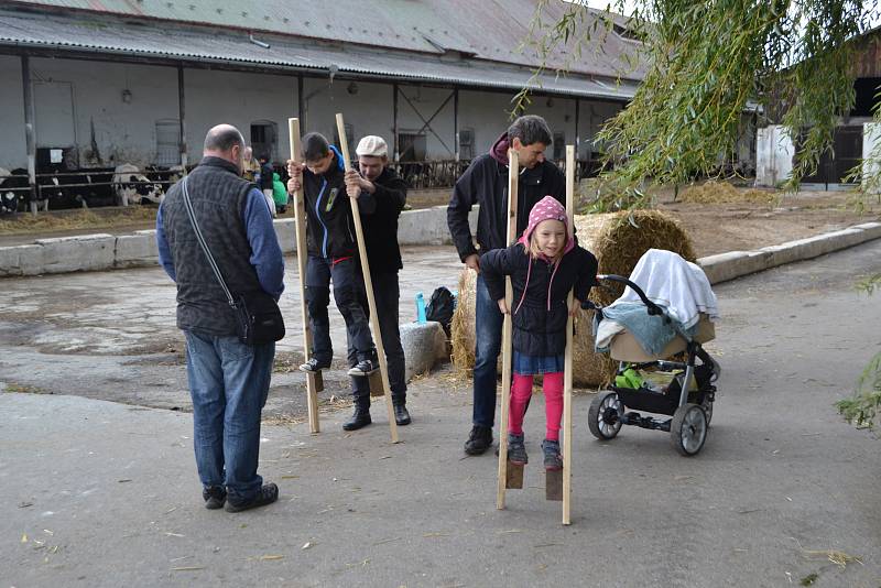 V sobotu navštívily Školní statek Měšice při příležitosti Dne zemědělců stovky lidí.