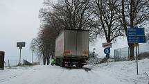 Podle policie měli ve čtvrtek 3. prosince na silnicích největší potíže řidiči kamionů. Takto to vypadlo cestou na Choustník.