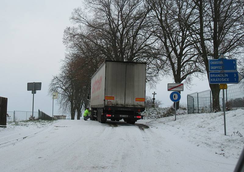 Podle policie měli ve čtvrtek 3. prosince na silnicích největší potíže řidiči kamionů. Takto to vypadlo cestou na Choustník.